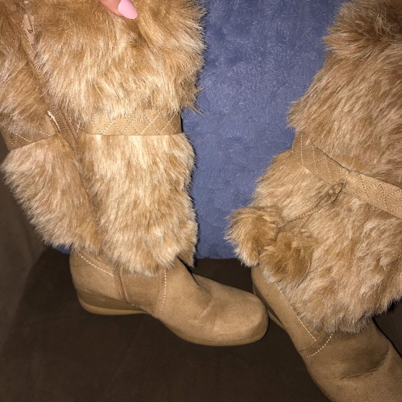 Fuzzy boots/just below knee - Picture 2 of 4